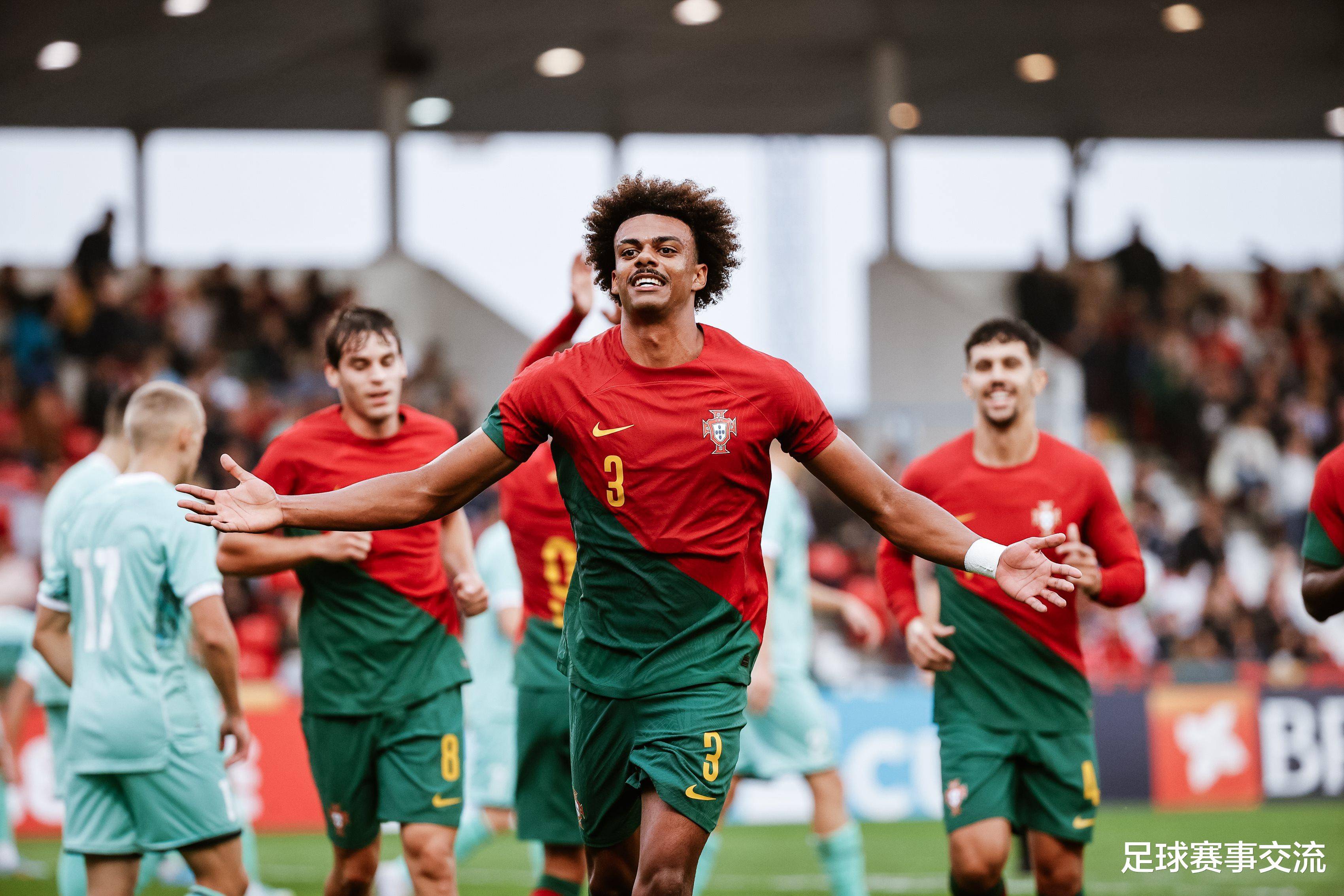 足球比赛现场掌声不断,气氛热烈 足球比赛现场掌声不断,气氛热烈