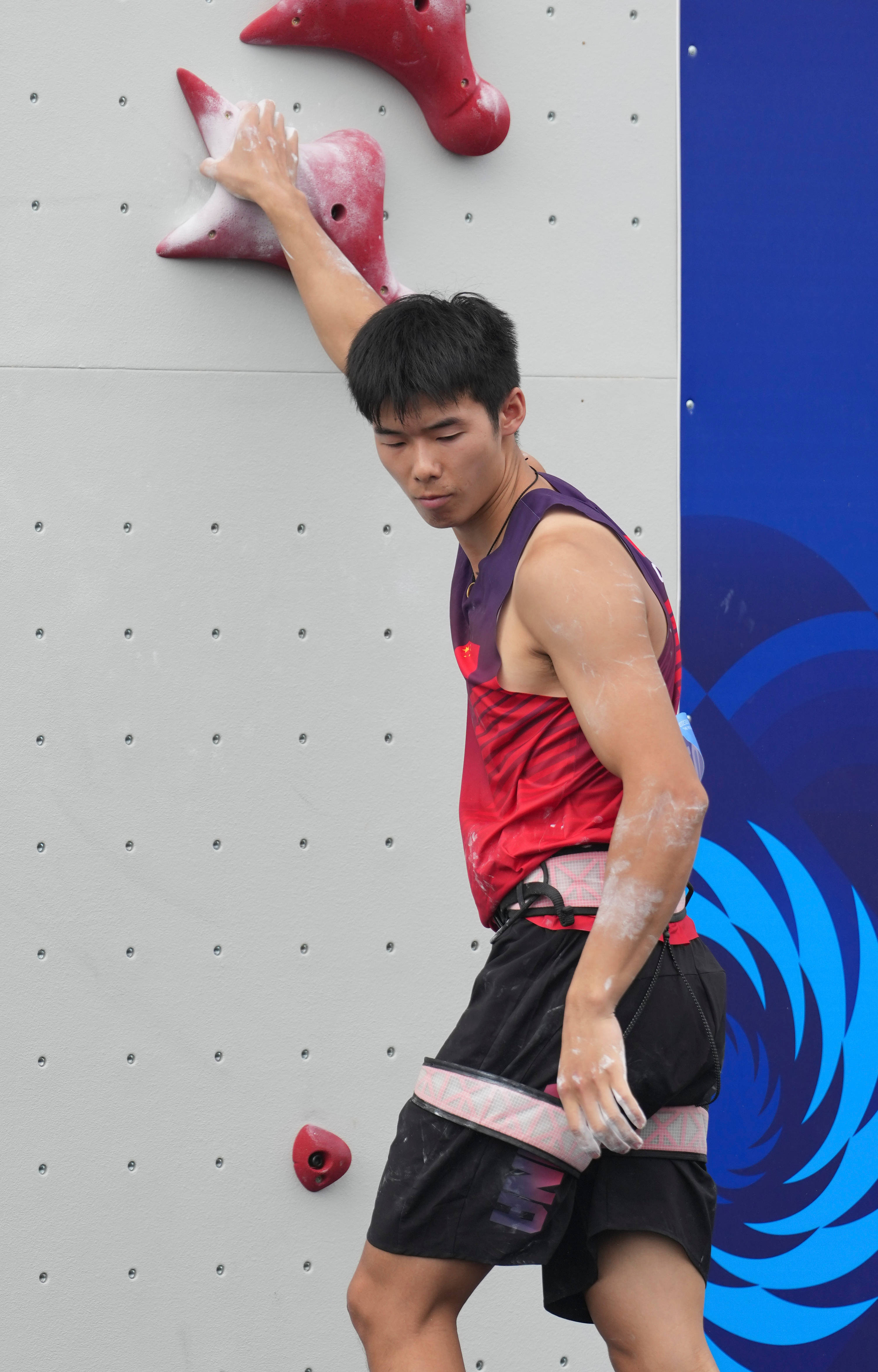 AYXapp下载-钢枪飞出距离一米远，男子链球比赛中国选手创造历史